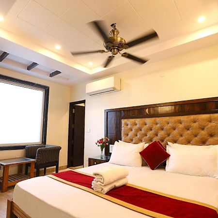Staybook Hotel Atlanta New Delhi Train Station Exterior photo