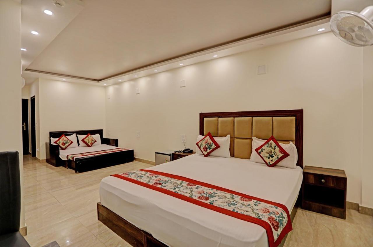 Staybook Hotel Atlanta New Delhi Train Station Exterior photo
