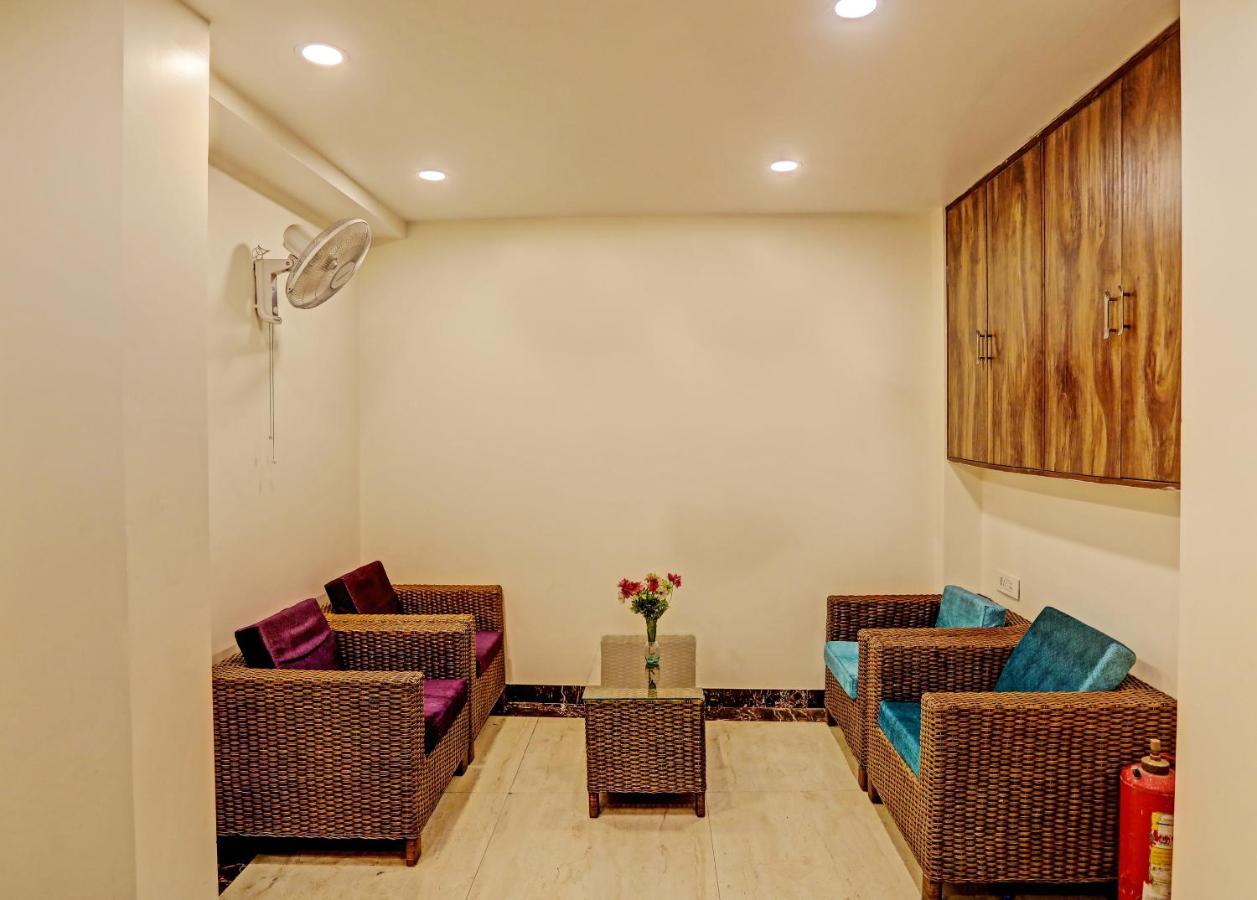 Staybook Hotel Atlanta New Delhi Train Station Exterior photo