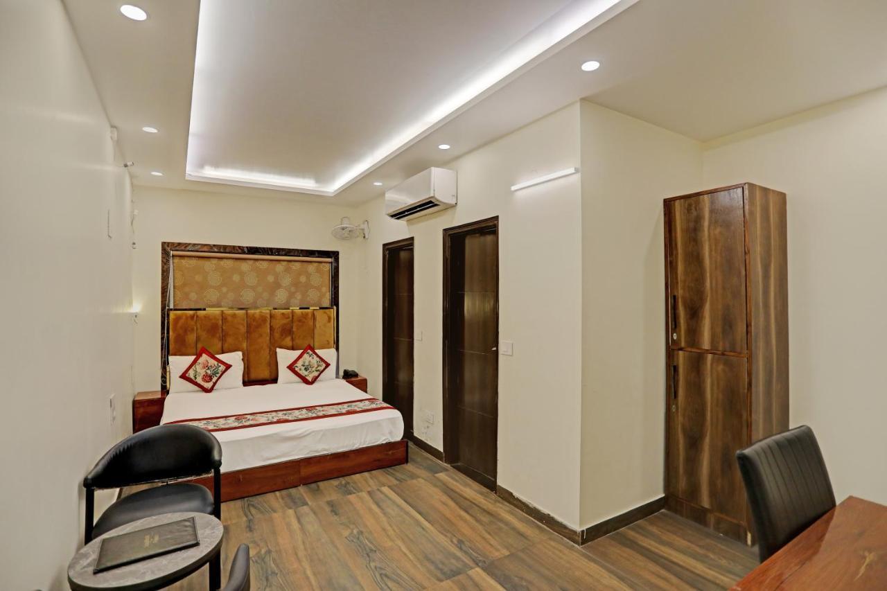 Staybook Hotel Atlanta New Delhi Train Station Exterior photo