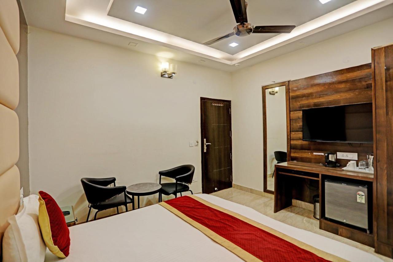 Staybook Hotel Atlanta New Delhi Train Station Exterior photo
