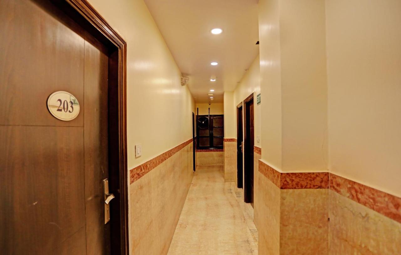 Staybook Hotel Atlanta New Delhi Train Station Exterior photo