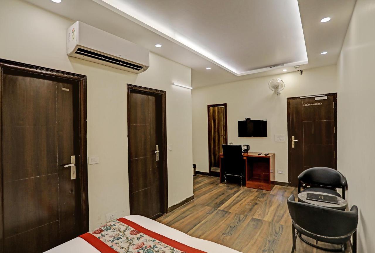 Staybook Hotel Atlanta New Delhi Train Station Exterior photo