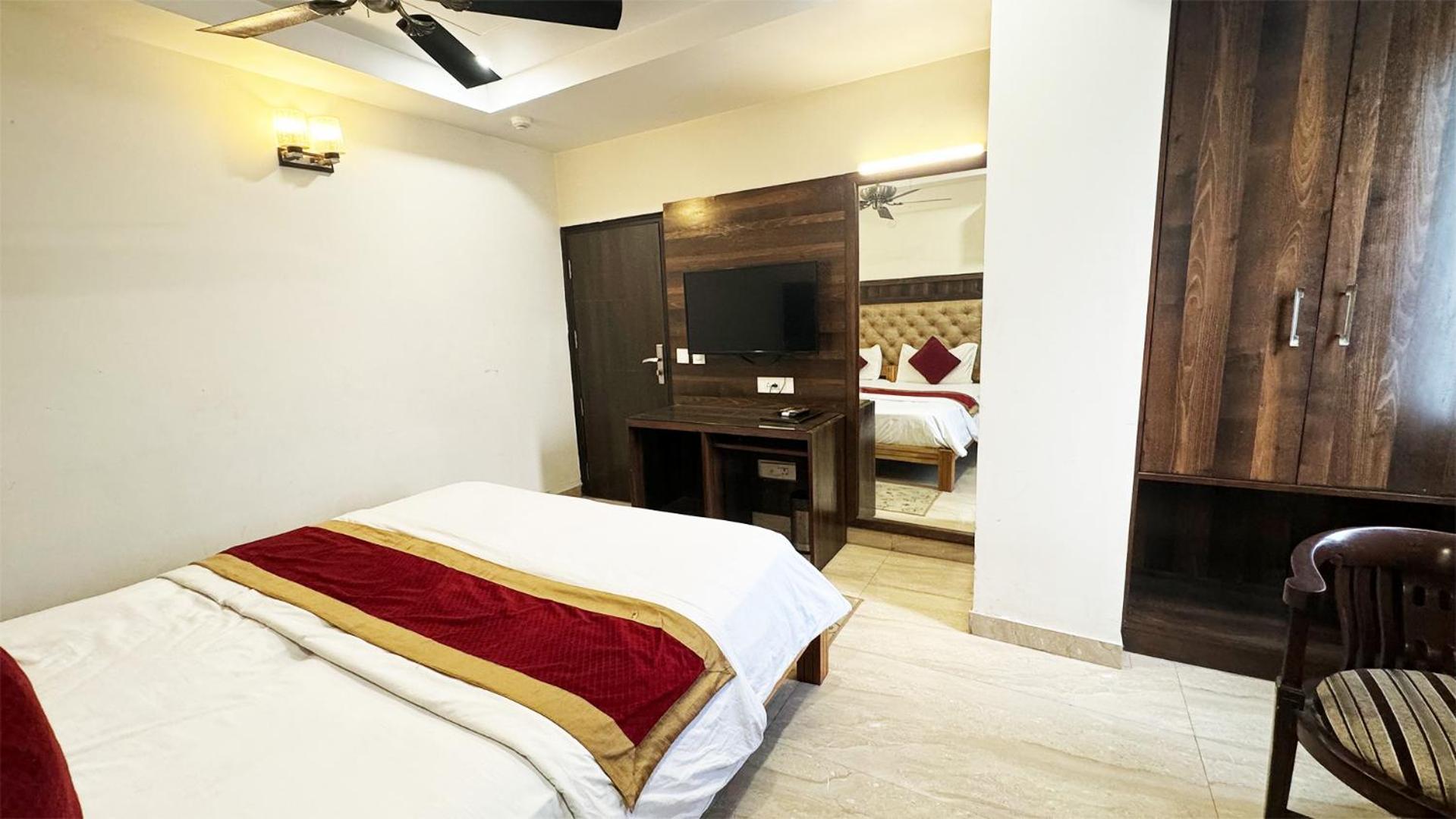 Staybook Hotel Atlanta New Delhi Train Station Exterior photo