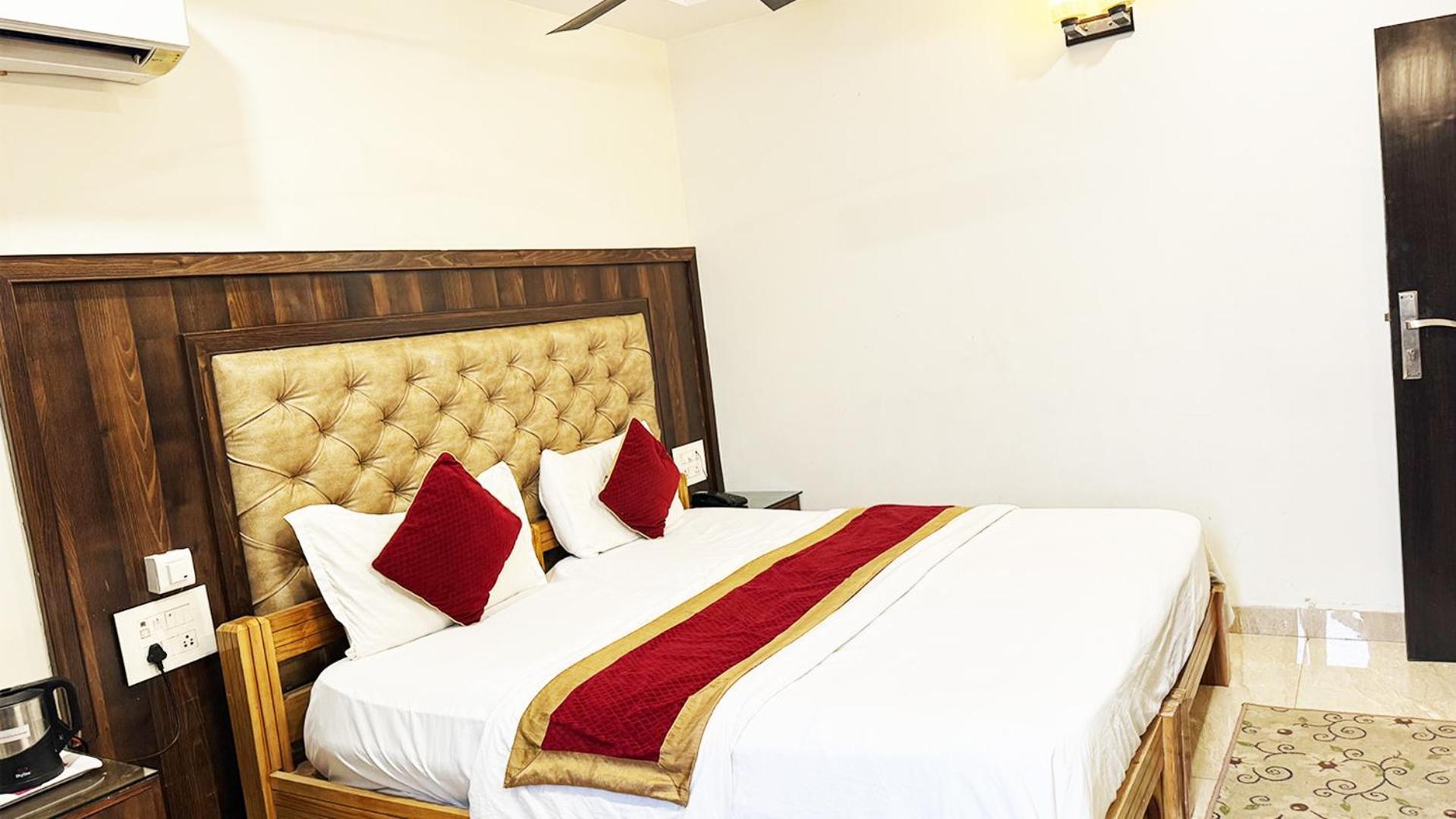 Staybook Hotel Atlanta New Delhi Train Station Exterior photo