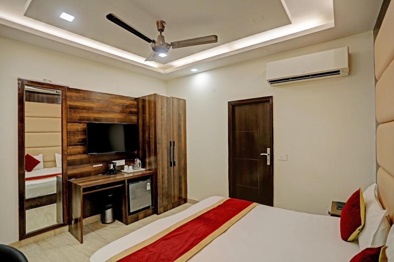 Staybook Hotel Atlanta New Delhi Train Station Exterior photo