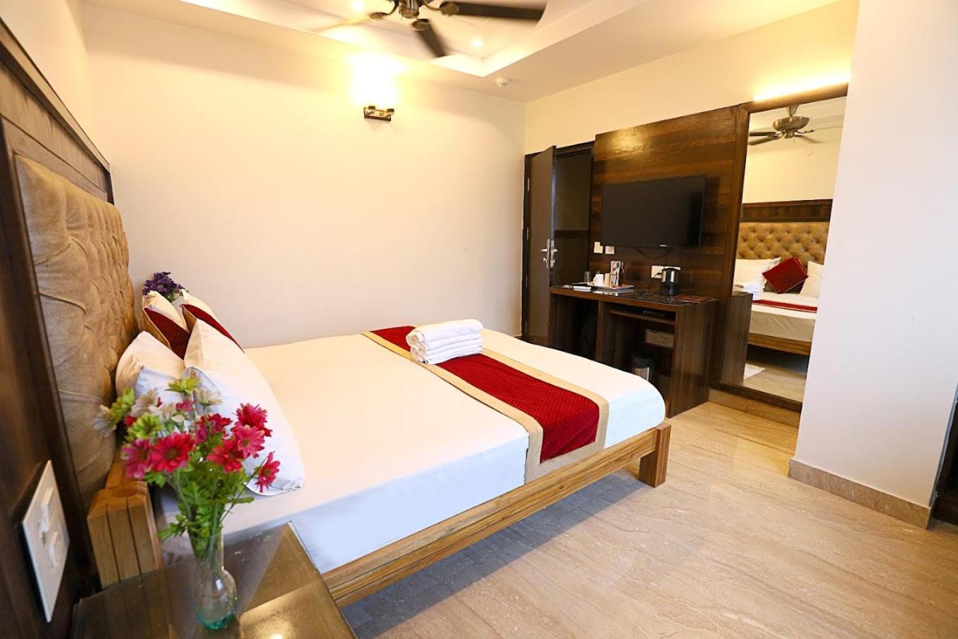 Staybook Hotel Atlanta New Delhi Train Station Exterior photo