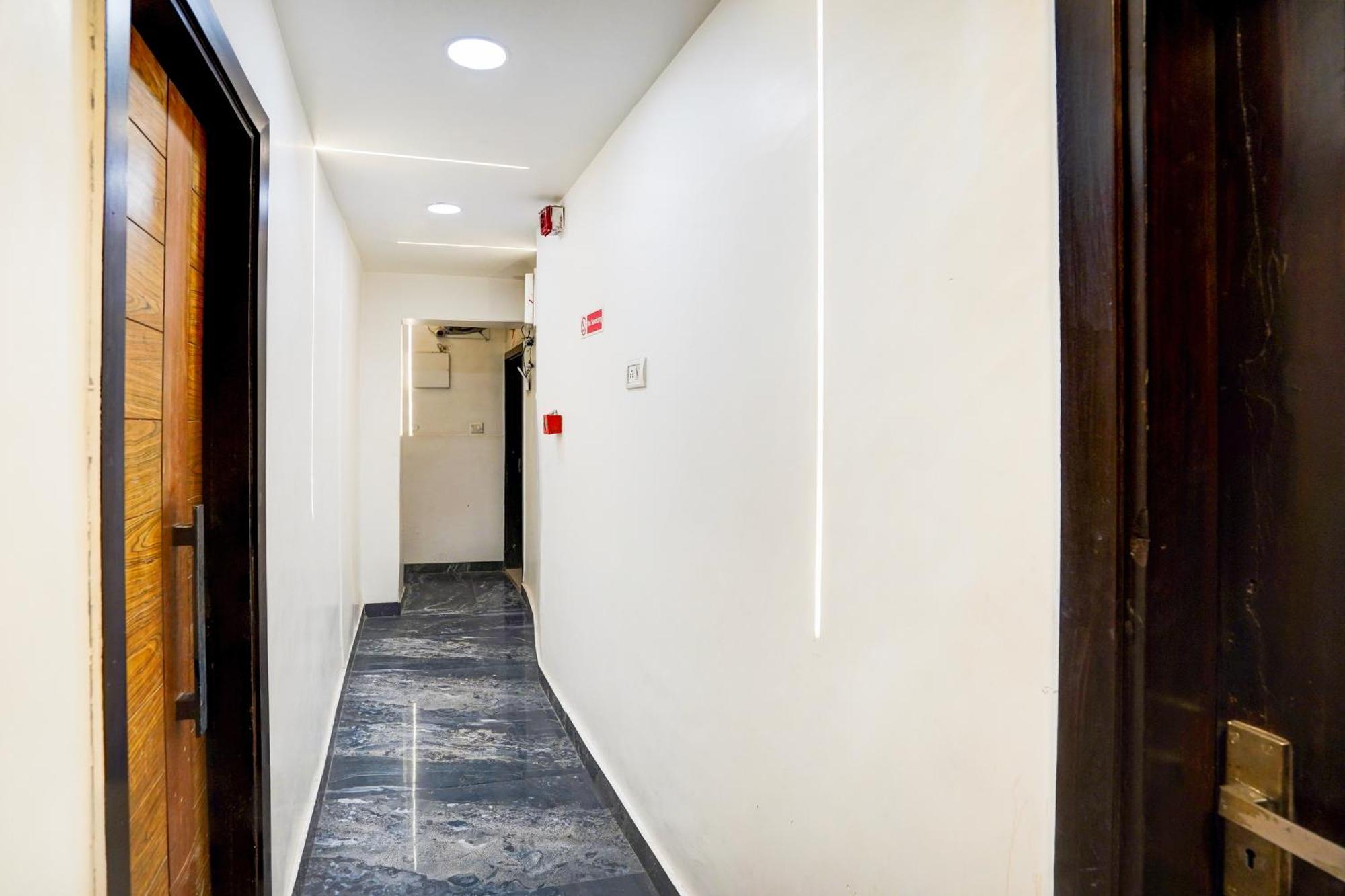 Staybook Hotel Atlanta New Delhi Train Station Exterior photo